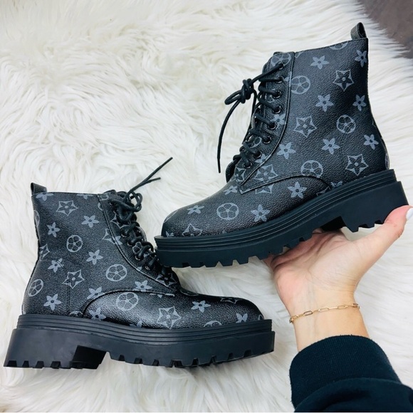 Beautiful boots 👢🖤 - Picture 2 of 5